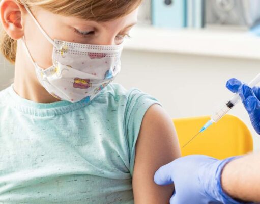 Aplican dosis de refuerzo en menores de edad
