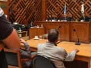 Lo condenaron a 18 años de cárcel por abusar de dos de sus hijos