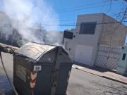 San Luis: bomberos de la Policía sofocaron tres incendios en contenedores en la zona céntrica de la ciudad